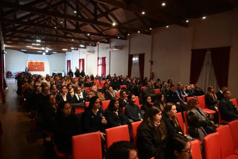 Trabajadores municipales en jornada de capacitación sobre consumos problemáticos