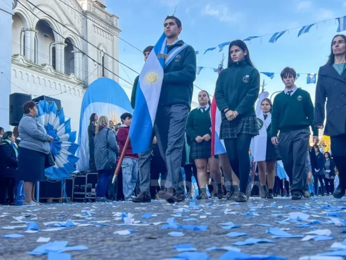 cerca-de-500-alumnos-juraran-la-bandera-el-lunes-en-plaza-belgrano-1 Alumnos de 4° grado jurando la bandera en plaza Belgrano