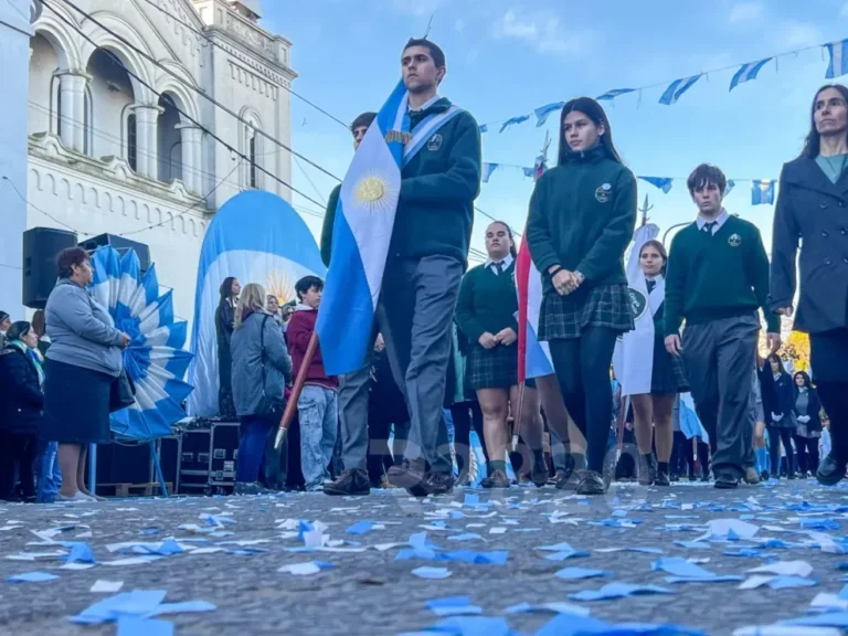 Alumnos de 4° grado jurando la bandera en plaza Belgrano