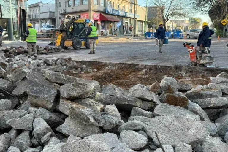 Obras de reconstrucción en intersección Primera Junta y Lestonnac, Entre Ríos