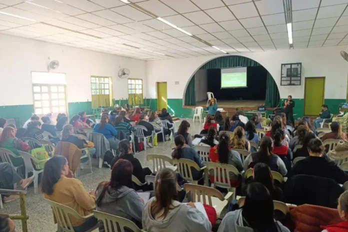 Docentes de nivel inicial en capacitación sobre códigos artísticos en Entre Ríos