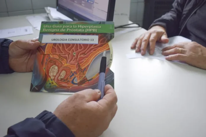 Médico urólogo brindando información sobre cáncer de próstata en el Hospital San Martín de Paraná