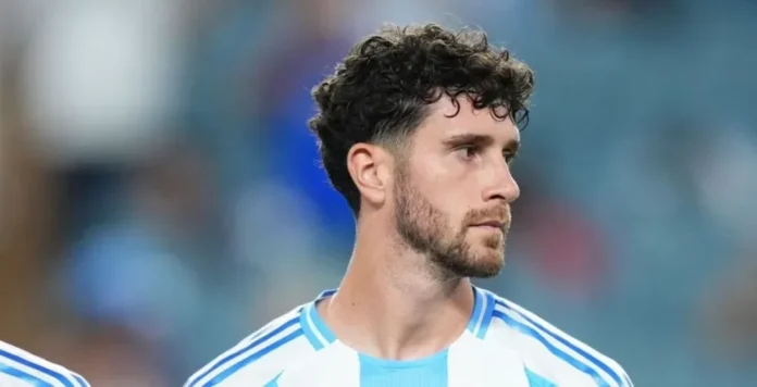 Marcos Senesi durante un partido con la Selección Argentina