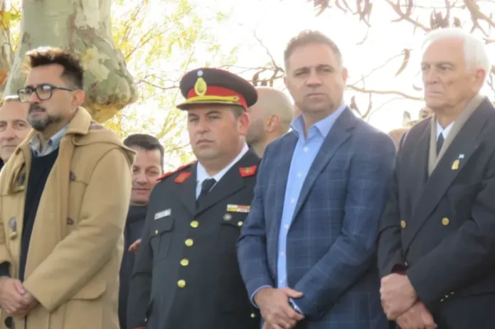 Intendente Davico durante homenaje a bomberos voluntarios en la Costanera de Paraná