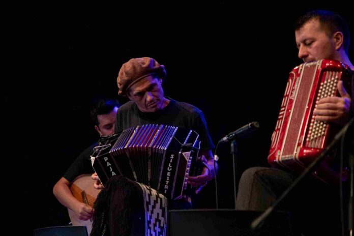 Escenario del Teatro Odeón durante un espectáculo de chamamé entrerriano