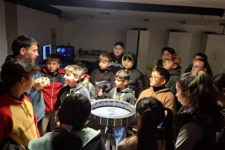 Grupo de estudiantes en la sala de la Cinemateca de Entre Ríos observando proyecciones