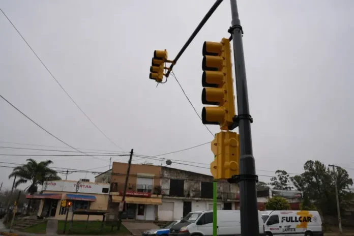 Semáforo en Boulevard Daneri y La Rioja