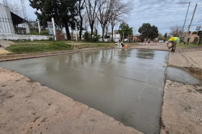 Trabajos de bacheo en calle de Gualeguaychú