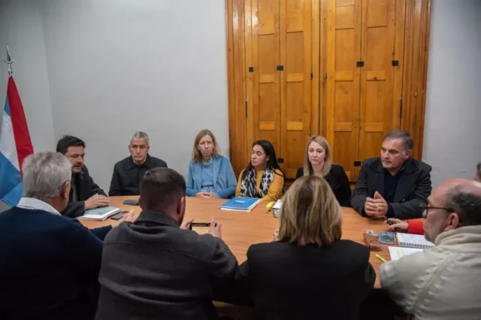 Reunión del Ejecutivo con ligas de comunas y bloques legislativos en Entre Ríos