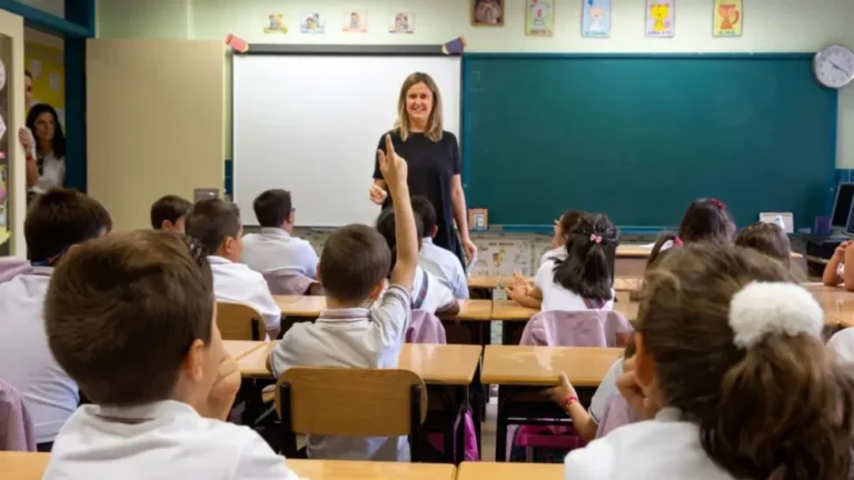 Docente en aula de escuela privada en Entre Ríos