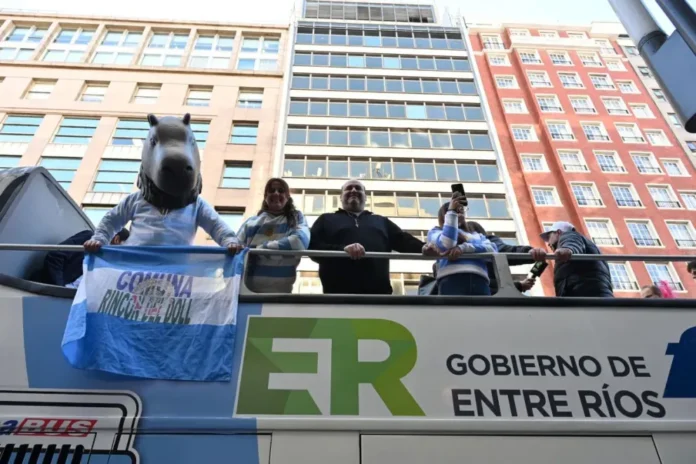 Bus ploteado de la campaña turística de invierno de Entre Ríos en Buenos Aires