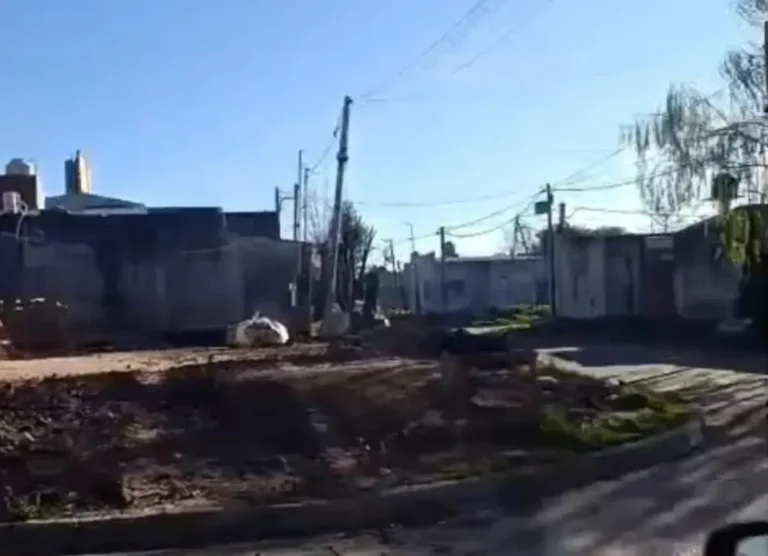 Personal de Bomberos y Gas Nea trabajando en reparación de escape de gas en calle Quijano y Angelelli, Paraná