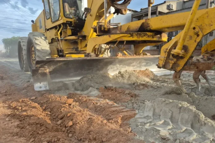 esta-semana-se-asfaltara-la-cuadra-de-monsenor-angelelli-y-rebori Motoniveladora en calle Monseñor Angelelli durante trabajos de suelo cemento