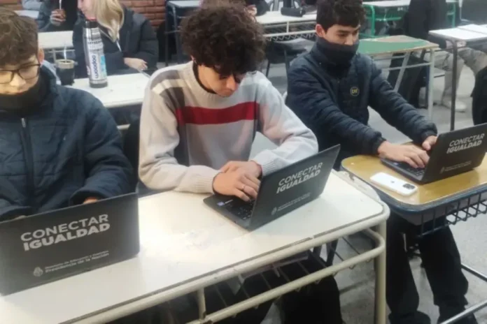 estudiantes-escuela-tecnica-refaccionan-computadoras-escuelas-primarias Estudiantes de escuela técnica reparando computadoras