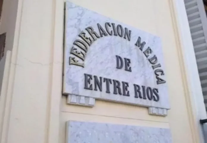 Reunión de médicos de Femer analizando oferta de OSER