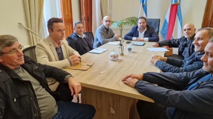 Reunión del ministro Troncoso con dirigentes sindicales por el conflicto en Granja Tres Arroyos