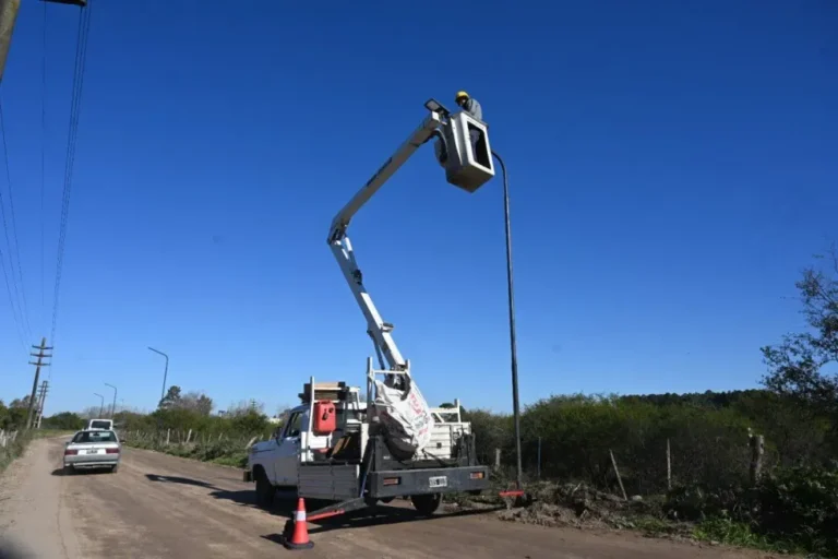 Instalación de columnas LED en Calle de las Tropas, Gualeguaychú