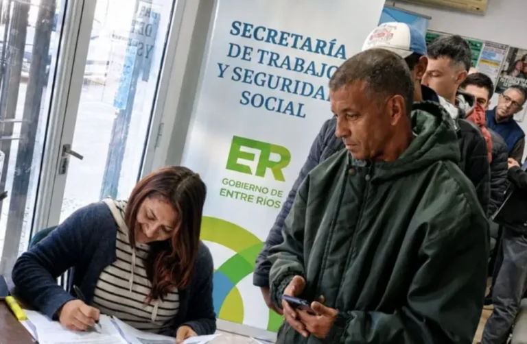 Trabajadores de Granja Tres Arroyos en jornada de asistencia en Concepción del Uruguay