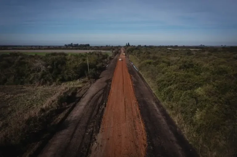 Maquinaria vial trabajando en un camino rural de Entre Ríos