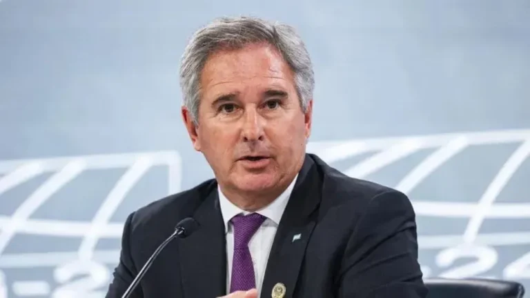 Sesión del Comité de Descolonización de la ONU con banderas de Argentina y Reino Unido