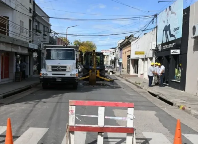 Corte de tránsito en cruce céntrico por obras de reparación de calzada en Entre Ríos
