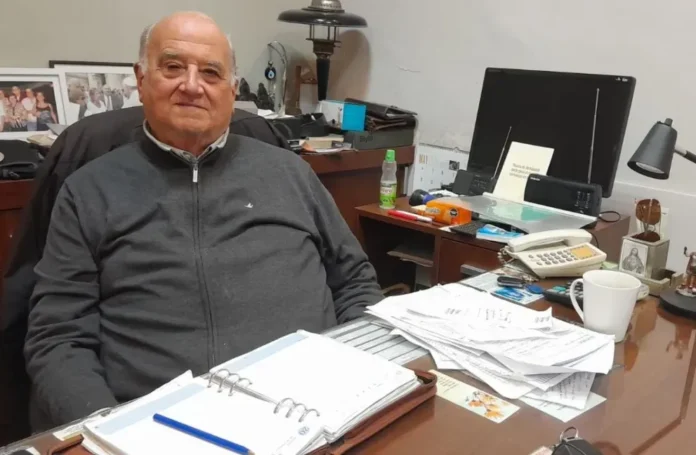 Héctor Masaferro en su comercio en Gualeguaychú