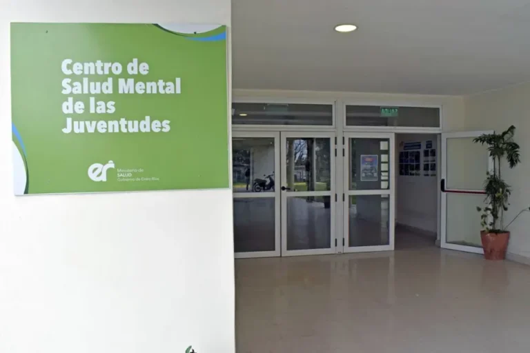 Obras artísticas de jóvenes en exposición sobre salud mental en Paraná