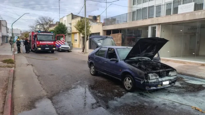 Auto incendiado en intersección de calles Bolívar y Rocamora