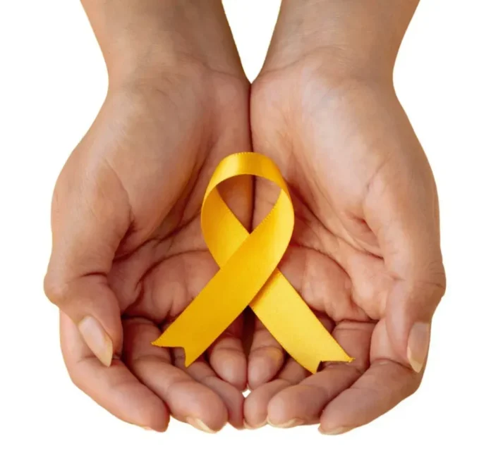 Mujer sentada en una consulta médica con documentos sobre endometriosis