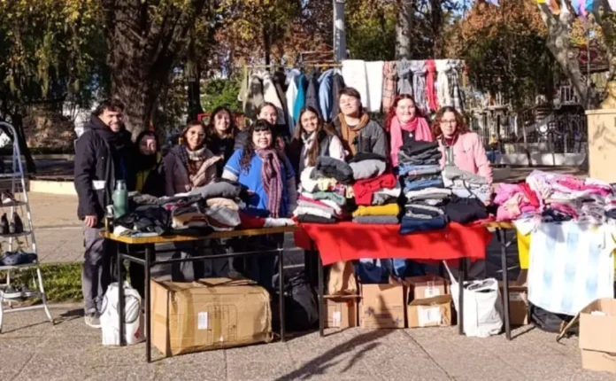 Perchero Solidario del ISPED en la Plaza San Martín de Paraná
