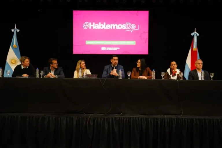 Estudiantes, docentes y tutores reunidos en el evento #HablemosDe en Paraná, Entre Ríos