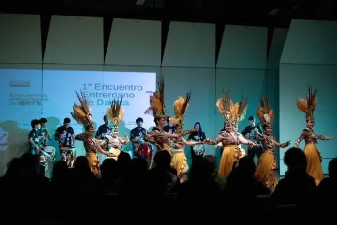 Personas bailando en el primer Encuentro Entrerriano de Danza en Paraná