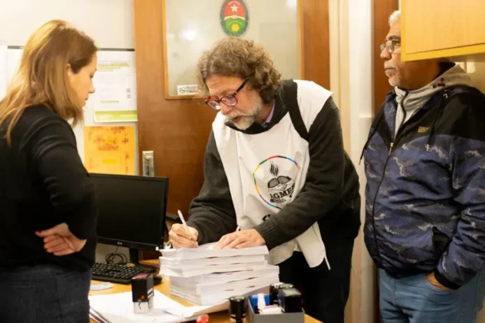 Carpa docente frente a la Casa de Gobierno en Paraná con carteles de protesta contra la reforma jubilatoria