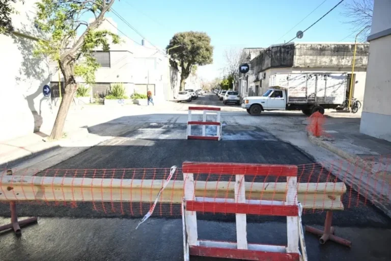 Obra de reparación vial con asfalto en caliente en Gualeguaychú