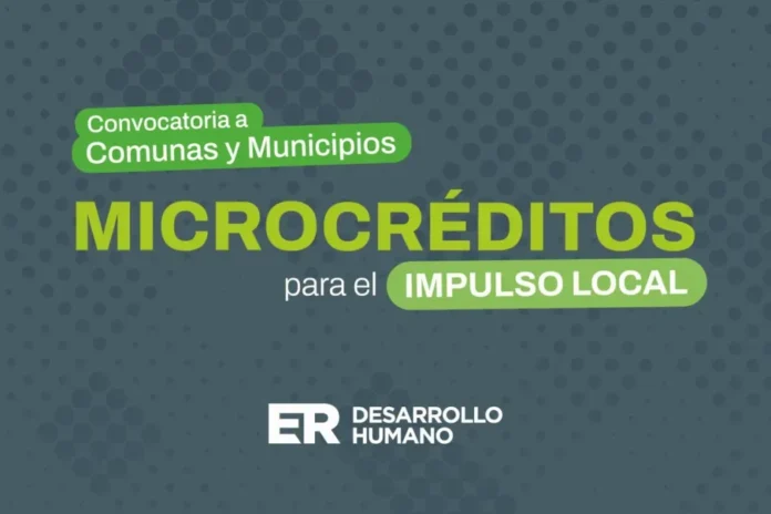Personas reunidas en una mesa de trabajo con documentos y una laptop, representando la gestión de microcréditos para emprendimientos en Entre Ríos