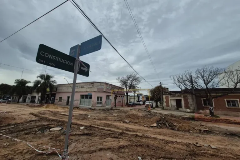 Obra de reacondicionamiento del pavimento en la esquina de Del Valle y Constitución