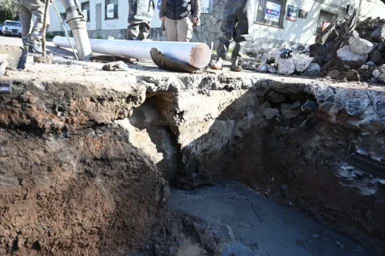 Trabajos de reparación de red cloacal y pluvial en Gualeguaychú