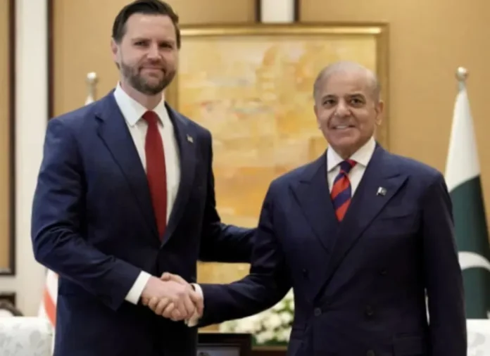 pakistan-confirmo-que-estados-unidos-e-iran-alcanzaron-un-acuerdo-de-paz-en-medio-oriente Bandera de Pakistán en un edificio gubernamental