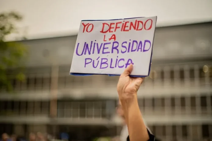 Panel del VIII Encuentro Nacional de Profesionales Universitarios en Paraná con autoridades académicas