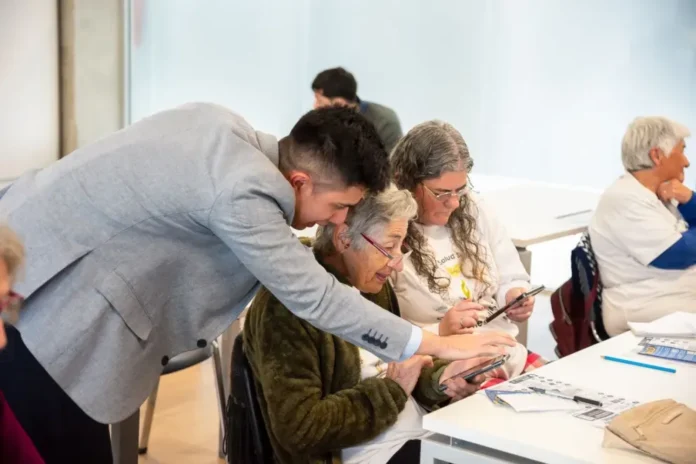 Participantes del programa Mayores Conectados en un taller de inclusión digital en Entre Ríos