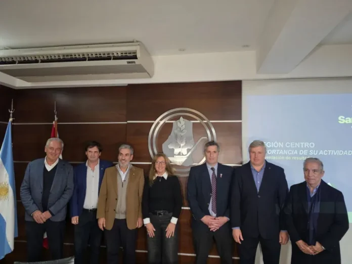 Funcionarios provinciales en la presentación del informe sobre federalismo fiscal en la Bolsa de Cereales