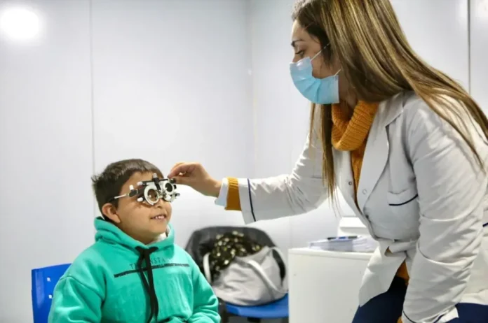 Niños y adolescentes en control oftalmológico durante el programa Ver para Ser Libres en Gualeguaychú