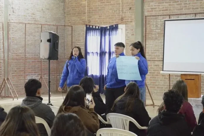 se-extendio-convocatoria-programa-centros-estudiantes Estudiantes reunidos en asamblea de centro de estudiantes en una escuela de Entre Ríos
