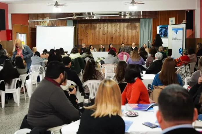 tercer-encuentro-red-secundarias-innovadoras-ia-parana Participantes del tercer encuentro de Red de Secundarias Innovadoras en el Instituto Doctor Enrique Carbó de Paraná