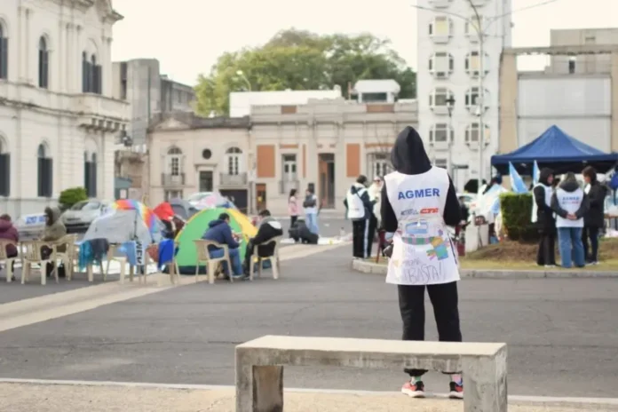 Trabajadores de Granja Tres Arroyos en la carpa docente de Paraná