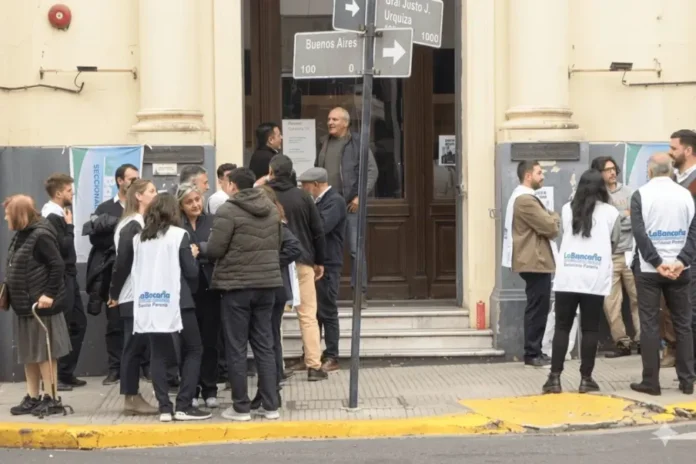 Trabajadores del Banco Hipotecario de Paraná manifestándose frente a la sucursal