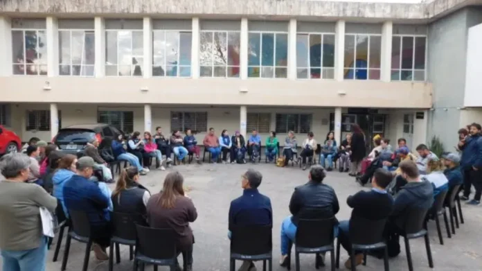 trabajadores-del-hospital-escuela-reclaman-por-la-continuidad-de-la-casa-de-medio-camino Trabajadores del Hospital Escuela durante reclamo por Casa de Medio Camino