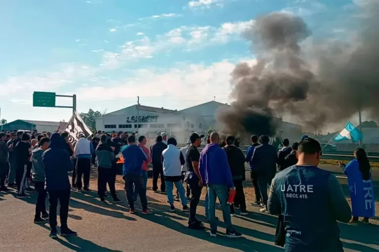 Trabajadores de Granja Tres Arroyos reunidos frente a planta en Concepción del Uruguay