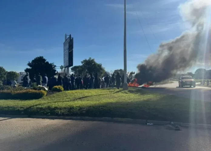 trabajadores-granja-tres-arroyos-marcharon-parana-pago-salarios-reactivacion-planta-2 Trabajadores de Granja Tres Arroyos marchan en el Monumento a Urquiza en Paraná