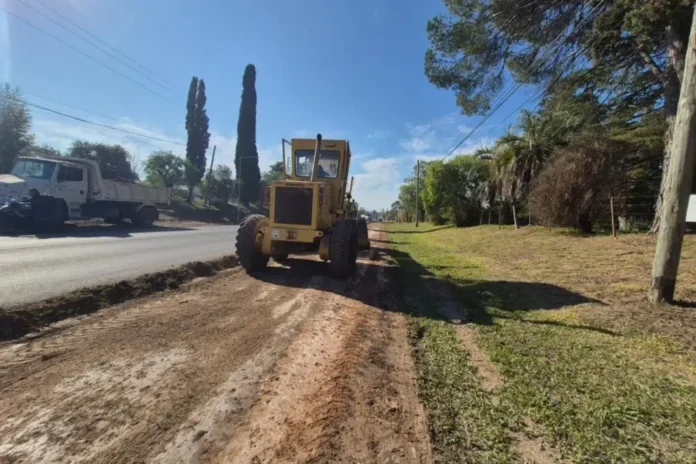 Motoniveladora realizando trabajos de desbarranco en banquina de Urquiza al Oeste